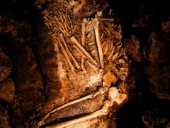 Áno, neandertálci pochovávali svojich mŕtvych
